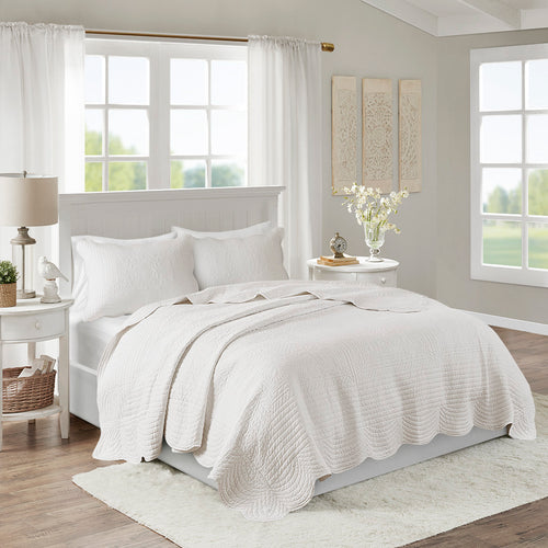 Reversible Quilt Set with Scalloped Edges and 2 Shams, King/Cal King, White Microfiber