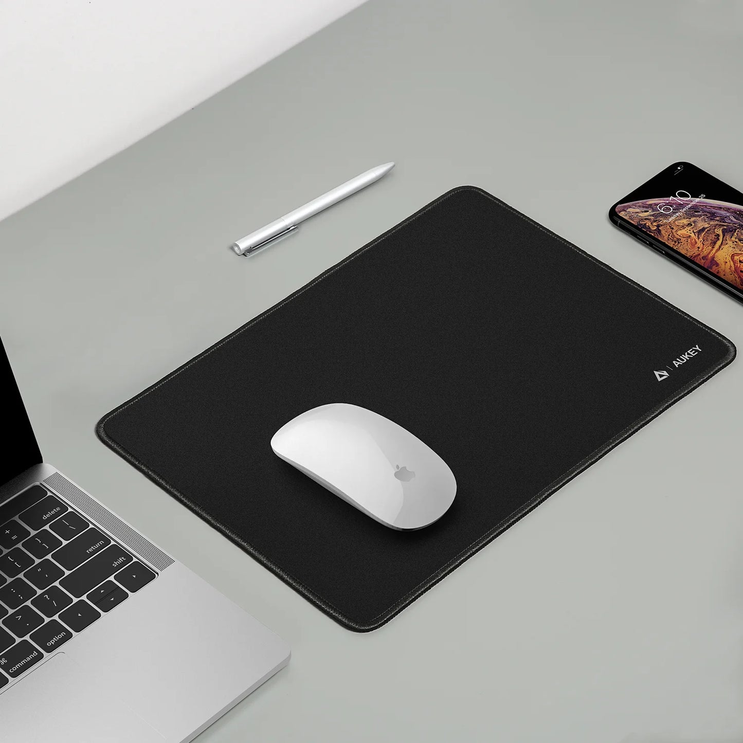 AUKEY Mouse Pad with Black Non-Slip Rubber Base and Anti-Fraying Stitched Edges 13.7"×9.9"